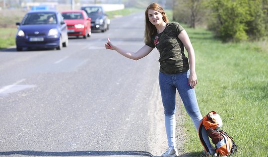 Girl prokatili hitchhiker and blew the stranger on the side of the highway