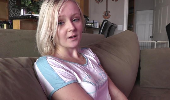Молодая Наталья Квин сняла шорты и сделала минет хуястому другу в домашней обстановке