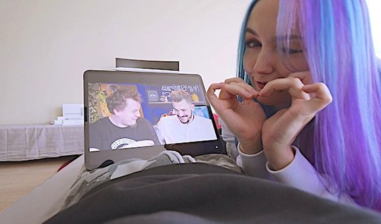 Крашенная подружка предпочитает снимать свое русское домашнее порно