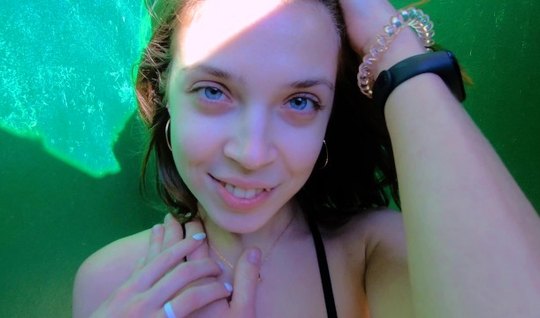 Русская девушка в пляжной кабинке согласилась на минет и вагинал
