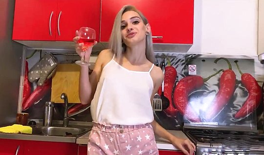 Молодая блондинка не против съемки домашнего порно у себя на кухне