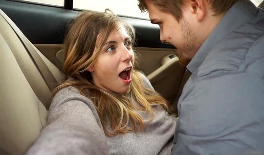 Девушка с мужчиной в машине снимают от первого лица домашнее порно