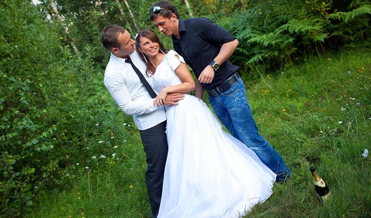 Русская невеста на природе получает от жениха и дружка двойное проникновение