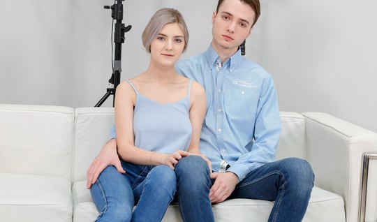 Русская молодая девушка спускает джинсы для секса на кастинге
