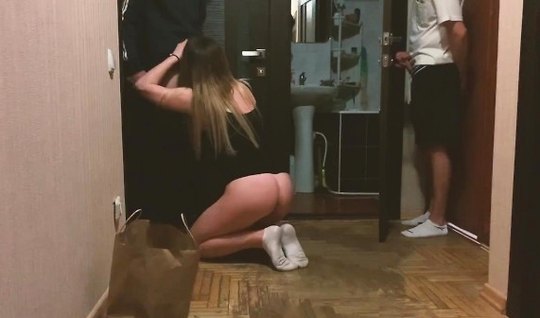 Русская девушка изменяет своему другу с его товарищем, который любит домашнее порно