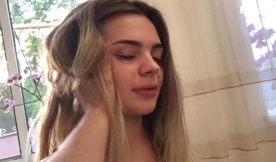 Девушка согласилась с другом заняться съемками русского домашнего порно