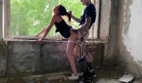 Русская парочка в заброшенном здании встала в позу и сняли домашнее порно