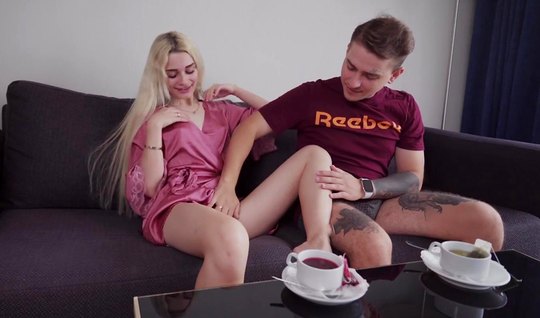 Молодая русская парочка снимает на видео камеру домашнее порно