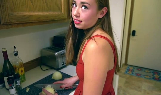 Девица в красном платье на кухне готова к жесткому домашнему сексу с приятелем