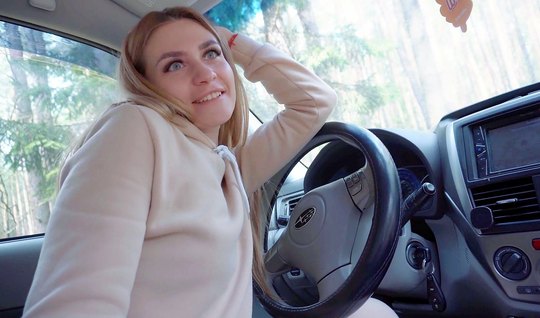 Русская мамка прямо в машине сделала минет и не против секс на природе