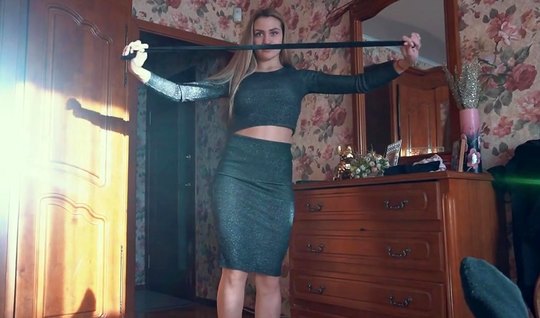 Телочка похвасталась одеждой и муж снял на камеру домашнее русское порно