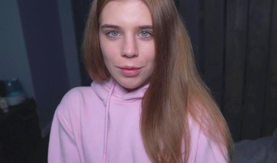 Русская молодая девушка во время домашнего порно встала раком и кончила