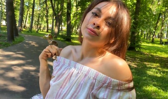 Русская девушка с красивой грудью подставляет сочную щель для вагинала