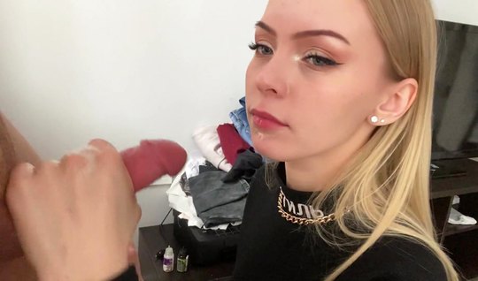 Русская девушка стоя на коленях открыла ротик для минета и принимает сперму