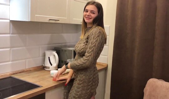 Русская девушка спустила платье для домашнего порно на камеру со своим женихом