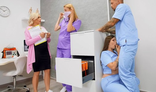 В офисе больницы врач и медсестра занимаются сексом в самых разнообразных позах
