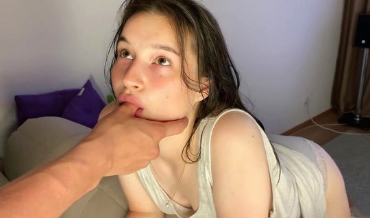 Молодая девушка задрала шортики для домашнего порно со своим другом