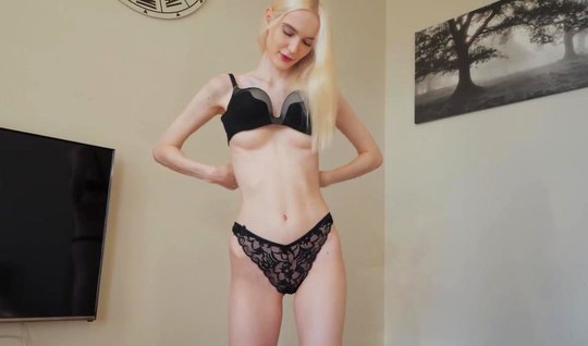 Русская худая блондинка во время домашнего порно прыгает на члене и кончает