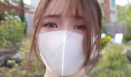 Японка в маске показывает выбритую пилотку для домашнего порно от первого лица