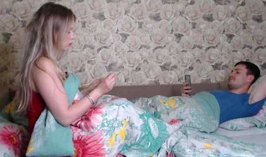 Русская блондинка и парень решили в спальне снять откровенное домашнее порно