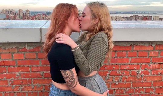 Русские лесбиянки на крыше дома занимаются самым развратным сексом в своей жизни