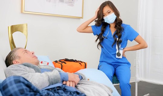 Азиатка в униформе медсестры после мастурбации трахается со своим пациентом