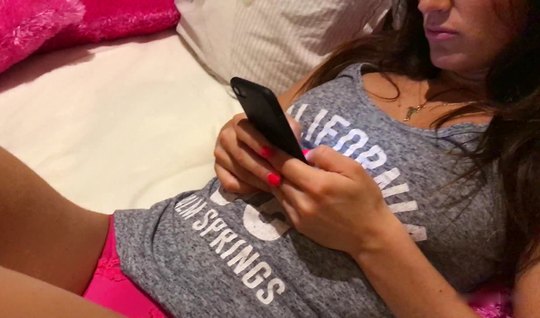 Девушка с выбритыми дырочками решила получить удовольствие от домашнего порно