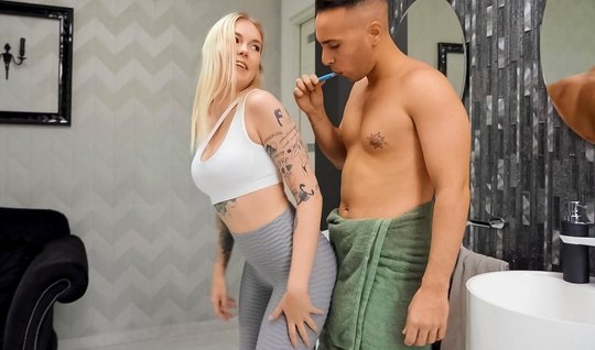 Татуированная блондинка в лосинах испытывает удовольствие от сексуальных утех