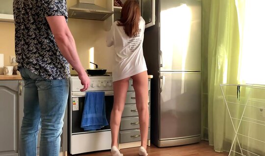 Russian chick manages to suck and do housework