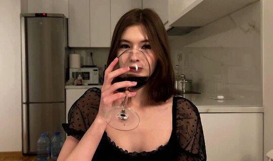 Молодая русская телочка сделала минет после бокала вина